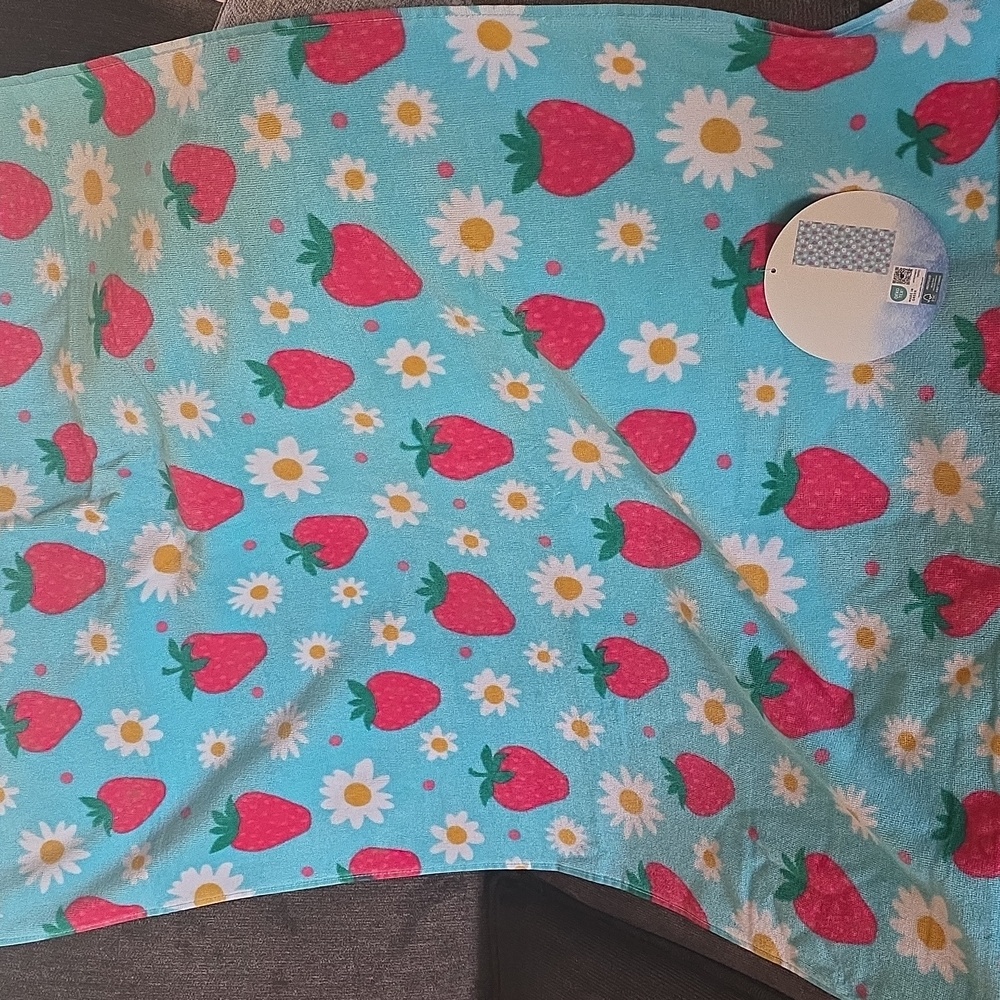 Strawberry Beach Towel-NWT - Picture 4 of 5